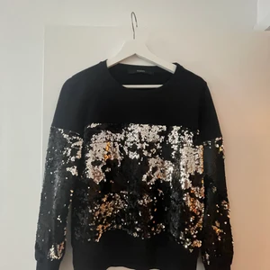 GUESS tröja - En GUESS tröja som aldrig kommer komma till användning då min mamma köpt den till mig i sin smak 💀 den har bara hängt i garderoben utan någon fysisk kontakt. Vill bara bli av med den pls. Storlek S-M