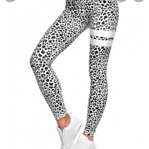 Stonger tights leopard  - Fina leopard träningstajts från Stornger. Oanvända, men testade. Jag har tagit bort taggen. Inget att anmärka på annars. Nypris 799, mitt pris 299. Kan hämtas i Stockholm, vasatan eller skickas (köparen står för frakten) 