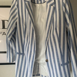 Blazer - Blå/vit blazer från Denim Hunter. Tyvärr aldrig kommit till användning så den är i väldigt fint skick, i storlek 40. För fler bilder är det bara att skriva pm! Pris kan diskuteras🥰