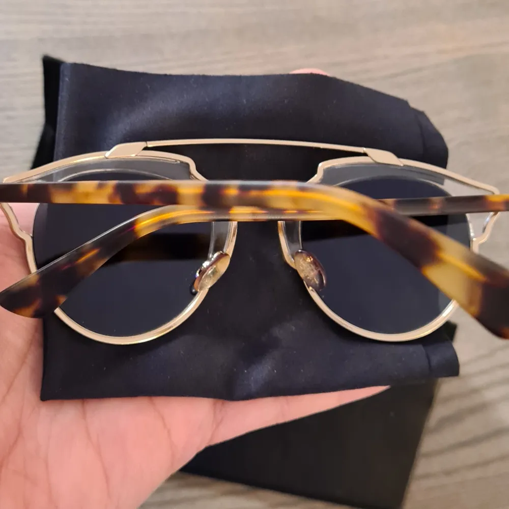 Säljer ett par Christian Dior sunglasses i färgen guld med turtle frame köptes i L.A med kvitto och fodral. . Accessoarer.