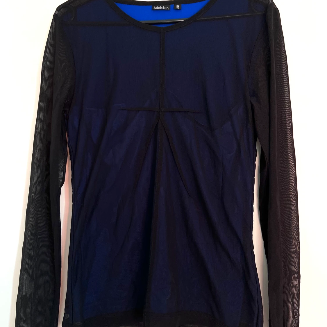 Svart och blå festtröja i mesh 