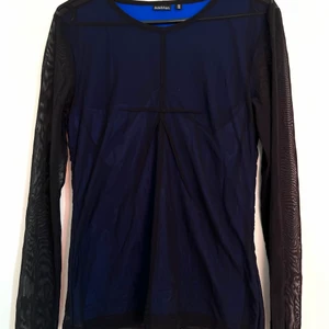 Svart och blå festtröja i mesh  - En långärmad meshtröja perfekt till fest och raves. Innermaterialet är en stark blå som täcker hela ryggen, magen, och formar sig runt precis under brösten (en svart bh krävs därmed, om man vill såklart 🤠). Trots storlek 46-48 så passar den mig (strl 38) perfekt. Tröjan är i nyskick och säljs endast pga flytt och därmed utrensning av garderob. 