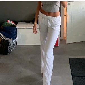 Linnebyxor  - Skitsnygga linnebyxor från byanastasia. Storlek S men det är resår i midjan så passar XS-M. Byanastasia har lagt ner så de finns inte längre att köpa. Perfekta nu till sommaren! Pm för fler bilder och frågor 💗💗