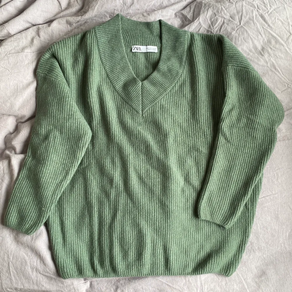 Fin mörkt mintgrön tröja med V-hals från Zara i ullblandning. Den är i perfekt skick, användas bara två gånger. . Tröjor & Koftor.