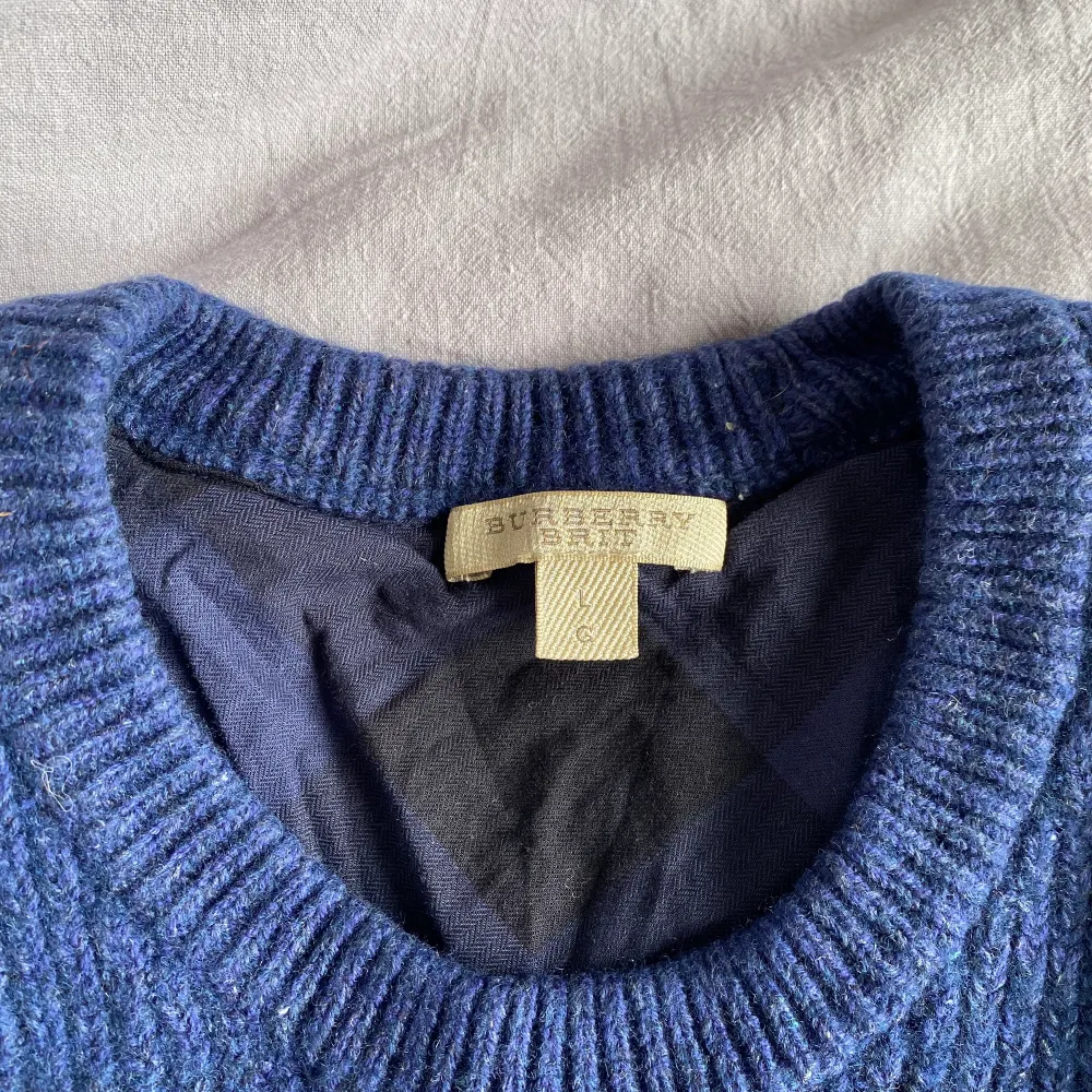 Superfin blå randig tröja i 100% ull från Burberry. Storleken är L barn, men den passar som XS. Den är varm och mjuk. . Tröjor & Koftor.
