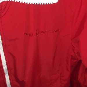 Sail racing jacka - Säljer min Sailracing jacka/vind kofta. Stl xS. Passar både tjej & kille