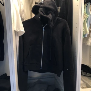 H&m zipup - Jättebra plagg att ha på sommaren att dra på sig om det blir kyligt ute!! Har flera liknande så därav säljer jag. Inte använt alls mycket, 3 gånger max?🤍 I storlek L men VÄLDIGT croppad i modellen. Skulle snarare kalla det för en s.