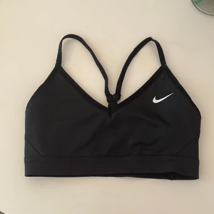 Nike sport-BH - Sport-BH från Nike som tyvärr blivit för liten för mig. Storlek S. Använd men i gott skick. Går att ta ut/lägga i pads.  