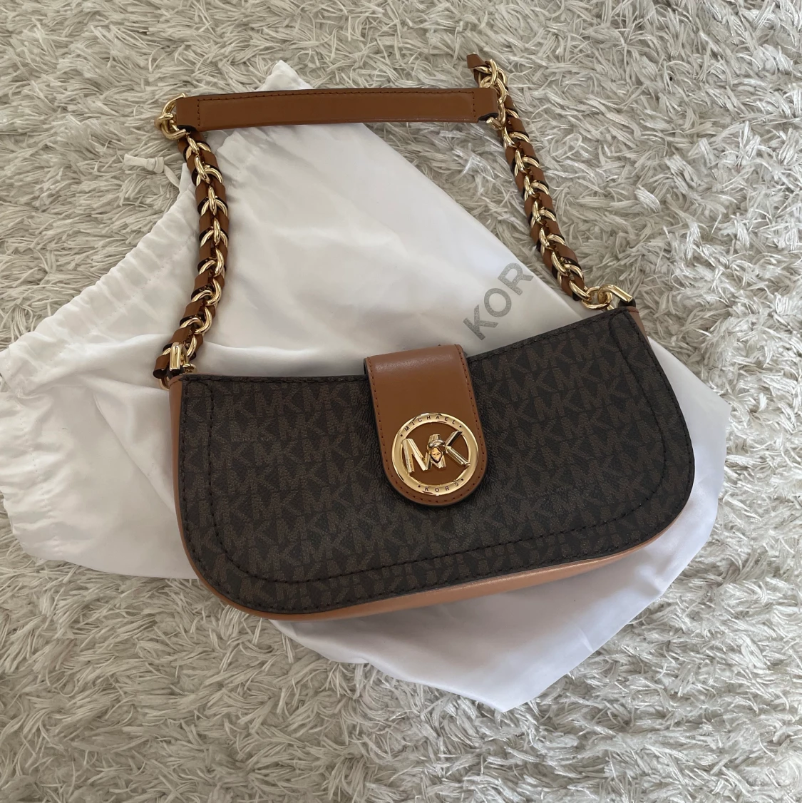 michael kors axelremsväska