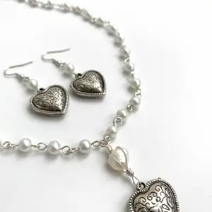 Smyckesset med pärlor och hjärt-berlock🤍 nickelfria och säljs även separat!