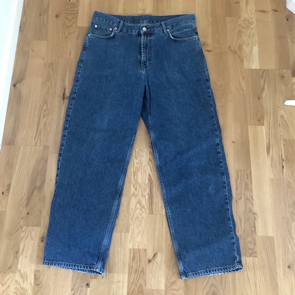 Dessa är köpta för några år sedan och har inte använts på ett bra tag. De är normala i storleken och passar båda kön . Jeans & Byxor.