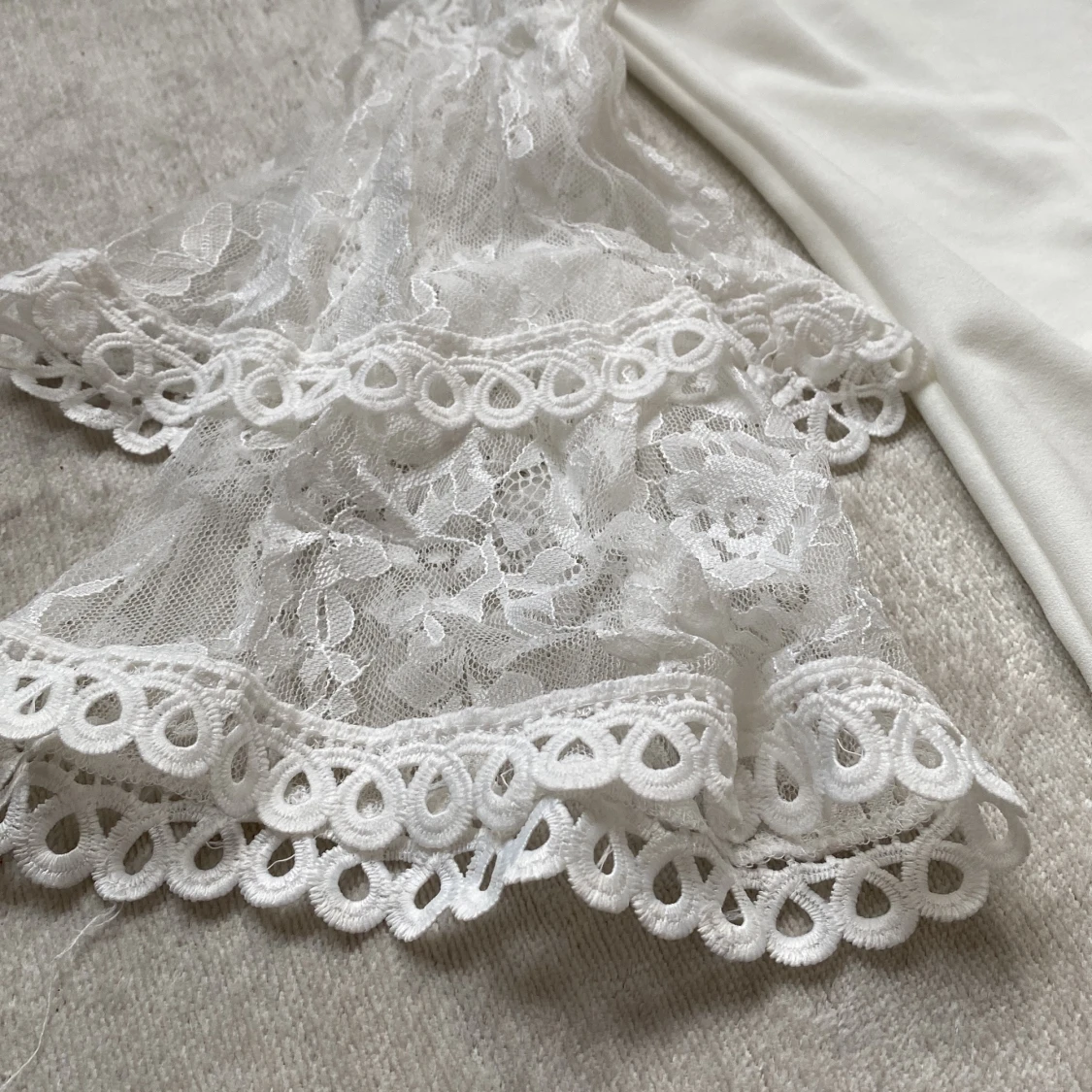 En fin vitt klänning  - 90