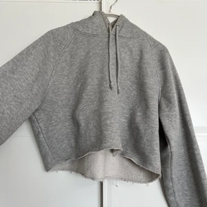 Croppad hoodie - Grå croppad hoodie ifrån bikbok🦋