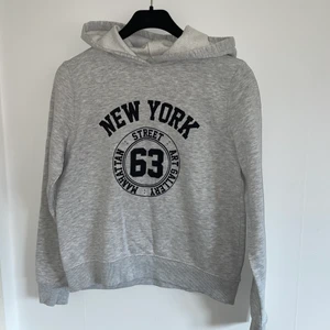 Hoodie - Grå hoodie från bikbok