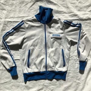 Adidas - Adidas kofta, passar till xs-m, finns liten skada på baksidan av ärmen (se bild 2)