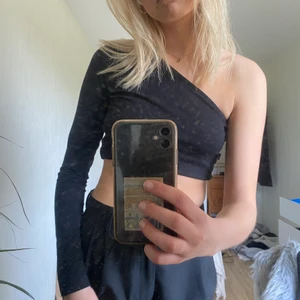 one-shoulder body - svart body, men har själv vikt upp den till en top. köpt från na-kd. endast använd 1 gång. köparen står för frakten