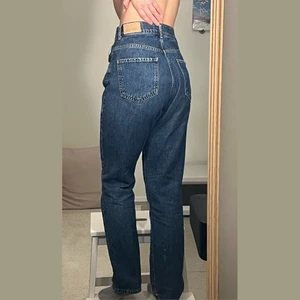 Gina tricot mom jeans 36 - Gina Tricot jeans i bra skick, stl 36. Mamma stil, lämplig för korta personer, jag är 160 cm.