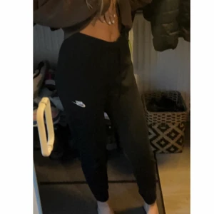 Nike Mjukisbyxor svarta  - Säljer mina svarta nike mjukisbyxor som är i storlek S, jag har inte använt dom så mycket så dom är i bra skick🥰köparen står för frakten🥰