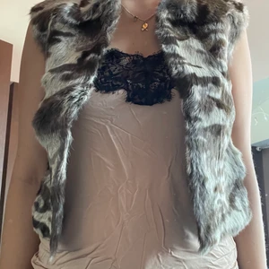 Pälsväst i camoflage - Pälsväst i bra skick. Egentligen till en 12-14 åring, o ser därför lite liten ut på mig (jag är small). Skulle nog kunna funka för någon XS/S, som dessutom är lite kortare.