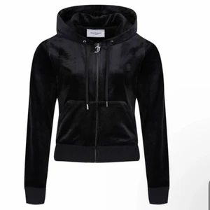 Juicy couture  - Jätte skön juicy couture kofta i färgen svart. Ej använd. Stl xl. Ordinarie pris: 1200kr, säljer för 900kr 🤍
