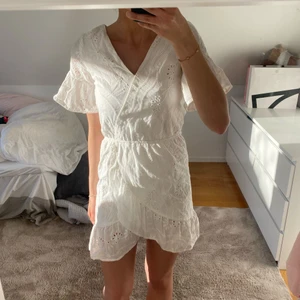 Klänning - Supersöt vit klänning! Perfekt till student eller konfirmation, men även fin som bara sommarklänning. Bra skick och kvalite.  Köparen står för frakt☺️☺️