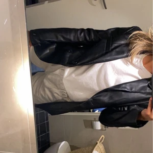 Kavaj - Kavaj i fuskskinn från Bershka, storlek xs. Som ny! Nypris 399kr, köpare står för fraktkostnad🌸