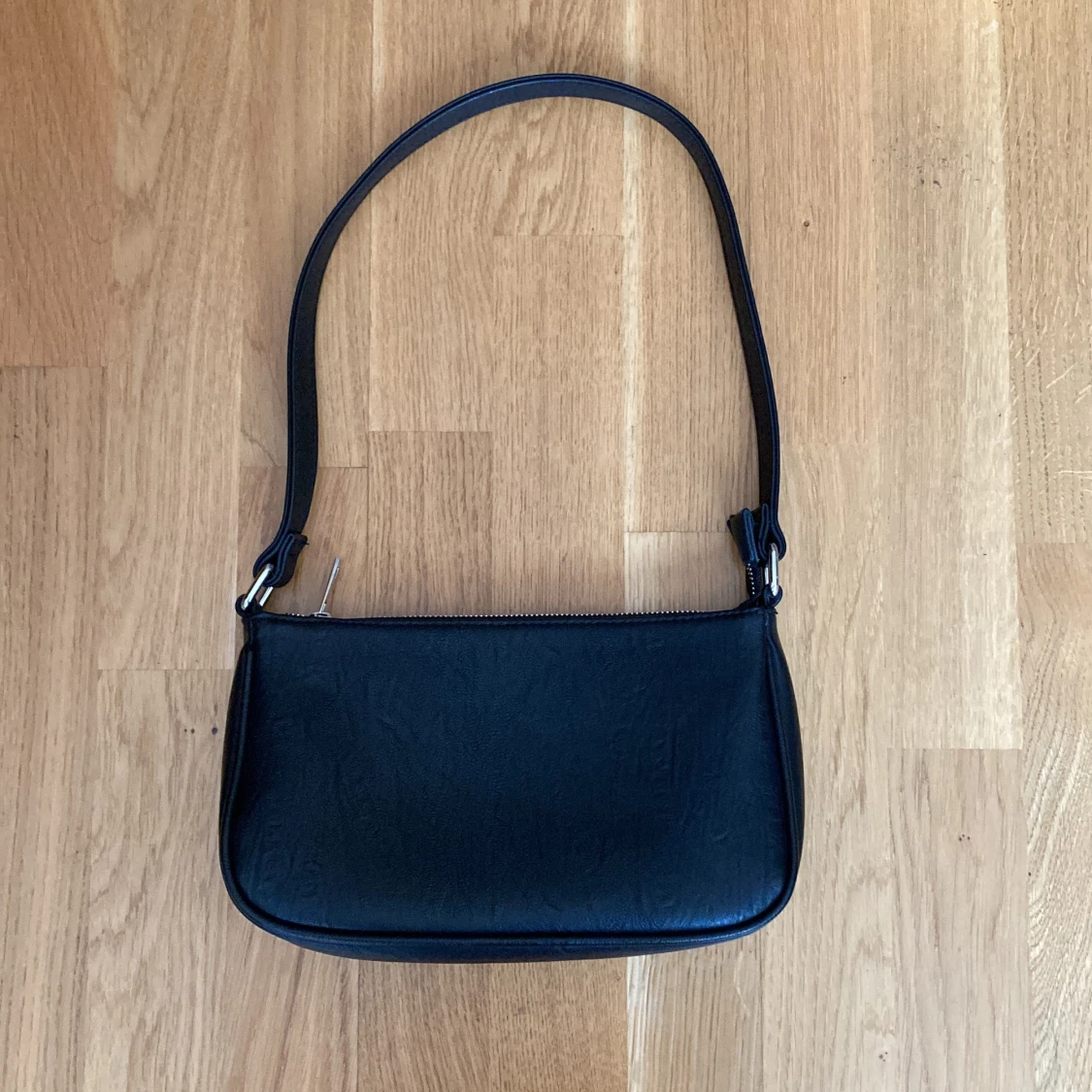 Svart axelremsväska