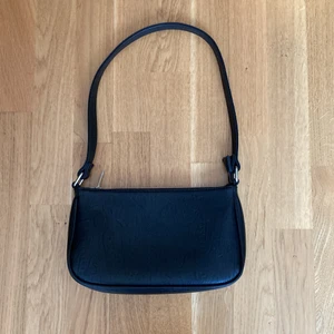 Svart axelremsväska - Axelremsväska svart