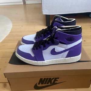 Air Jordan 1 High Zoom CMFT ”Dark Iris” - Storlek 43 och helt oanvända. Kan göras uppmötningar i Jönköping samt fraktas ifall köparen betalar frakt. 