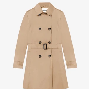 Trenchcoat💕 - Säljer min fina trenchcoat, lite använd men i fint skick!🥰 Perfekt som vårjacka eller för kyligare sommarkvällar💕