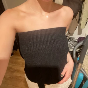 Stickad kjol/topp zara - Säljer denna super sköna svarta stickade kjolen från zara! Väldigt bra skick och är väldigt bekväm, kan både användas som kjol och som en tubtop🖤 