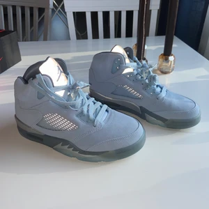 Nike Jordan 5 retro - Jättefina ljusblå Jordan 5 som är helt oanvända och icke kommer till användning, frakt tillkommer.☺️ bara att skriva om någon vill ha fler bilder☺️