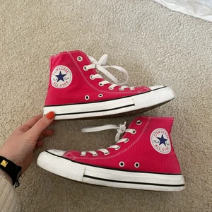 Converse - Rosa converse använda fåtal gånger så är i jättebra skick! Storlek 37.5 men passar även 38❤️❤️