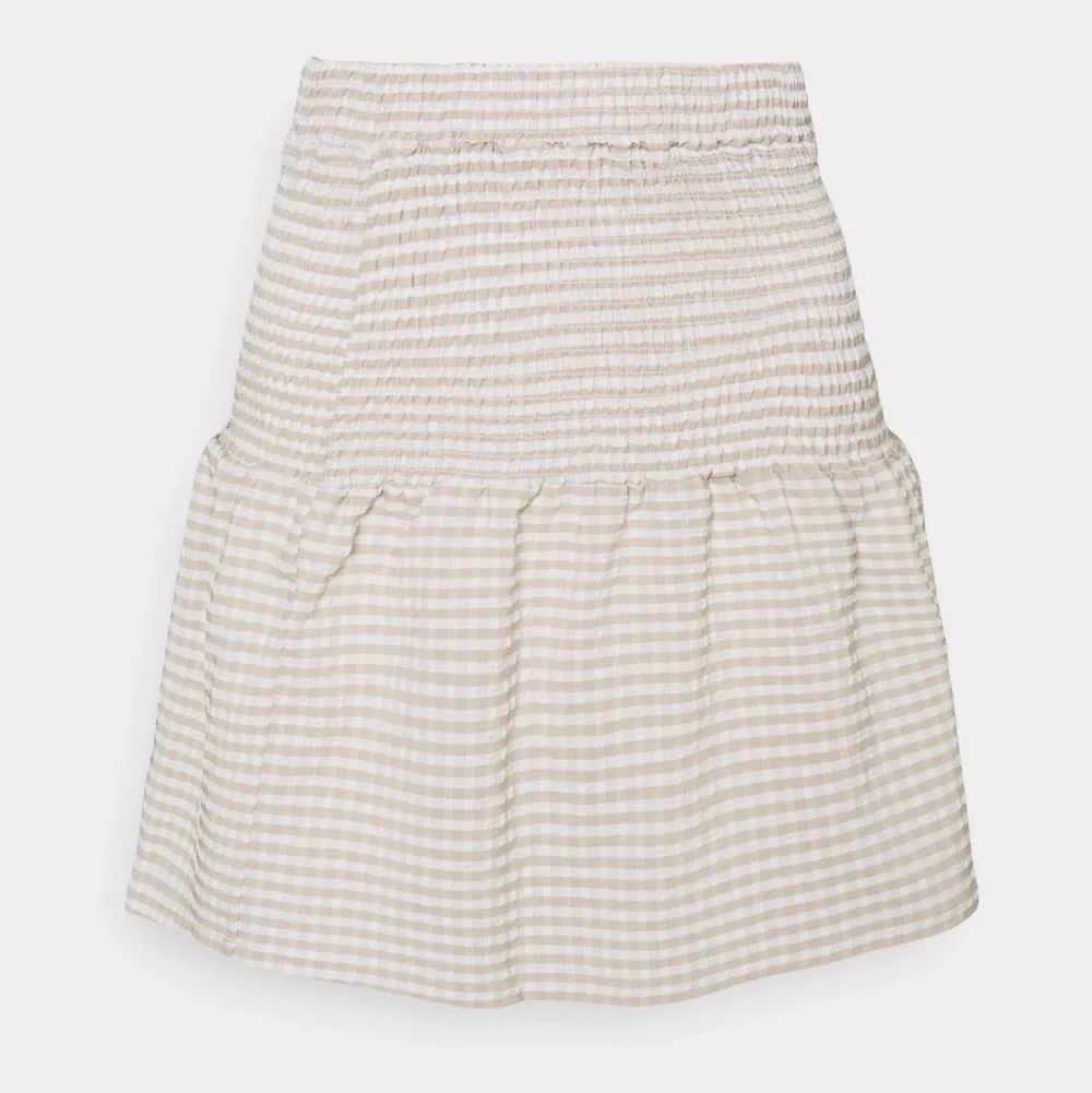 Så fin rutig kjol som är perfekt nu till sommaren🌈🌈 Den är oanvänd och slutsåld, köpt för 400kr på Zalando!!⚡️⚡️. Kjolar.