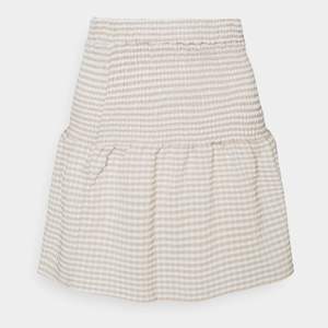 Så fin rutig kjol som är perfekt nu till sommaren🌈🌈 Den är oanvänd och slutsåld, köpt för 400kr på Zalando!!⚡️⚡️