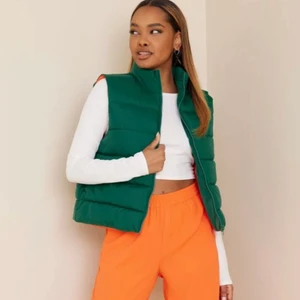 Väst Nelly - Väst från nelly, märket är noisy may. Den är i storlek S. Endast använd några gånger, jättefint skick. Nypris 349kr. Den har fickor på sidorna. 💓