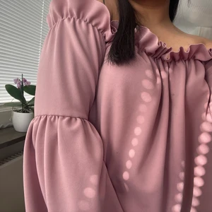 Off shoulder blus - Blus i fin rosa färg. Använd Max 3 gånger. 