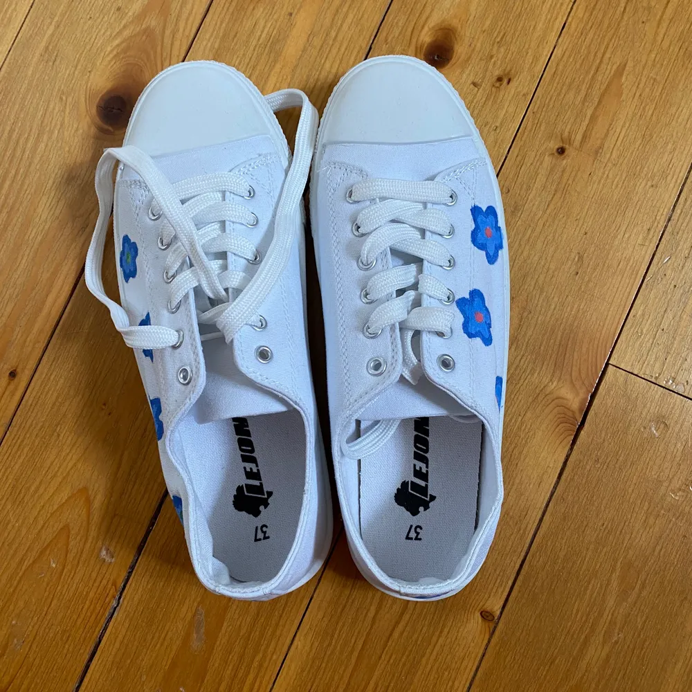 Helt oanvända skor som jag målat på själv i storlek 37 men passar 38! Från din sko men liknar converse. Skor.