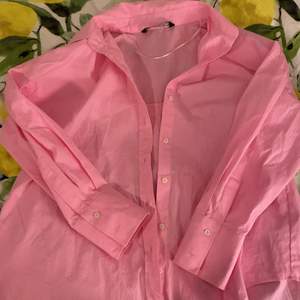 Jättefin rosa oversized skjorta från Zara. Använd en gång. Frakt tillkommer på 66kr. 