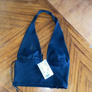 Snygg oandvänd svart topp - Svart topp från H&M, aldrig använt, köpte för ca 1 månad sedan, storlek XS💖