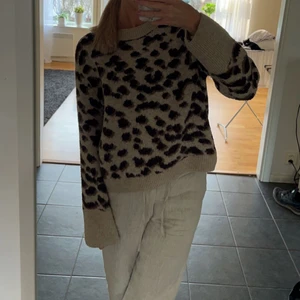 Stickad tröja  - Säljer min fina stickade tröja som jag köpte för ca 2 år sedan, fint skick! 