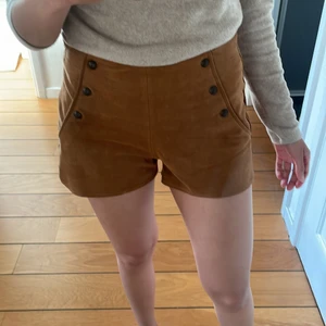 Shorts Pull&Bear storlek S/M - Shorts Pull&Bear i mocka storlek M men passar mig som har storlek S!