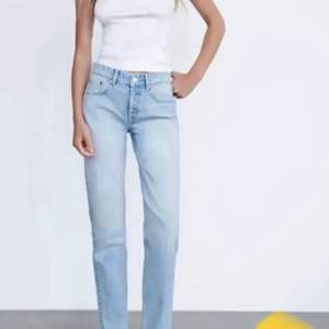 Säljer dessa fina zara jeans! Jag köpte dessa men de är för stora så de går att byta till ett par 36 eller köpa! Byxa+frakt❤️ 