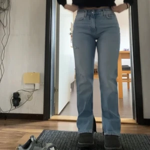 Ginatricot jeans - Superfina jeans från Gina tricot med slits! Storlek 38 från deras petite avdelning men skulle säga att de är mer som en 36. Nypris 599kr men säljer för 100kr! Köparen står för frakten❤️‍🔥