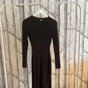Ribbad svart vadlång klänning från HM i storlek M. Långärmad och har en slits på höger sida. Ribbat material, kroppsnära passform. Aldrig använd. 