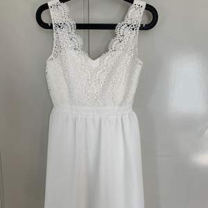 Säljer min vita klänning som jag använt en gång🤍 Klänningen går ovanför knäna, täcker där bak! Storlek 34, köpt för 600-700kr.  Pris kan diskuteras💕