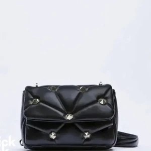 Zara väska - Säljer min zara väska som köptes i oktober! Använd ett fåtal gånger men inga skador❤️ det ligger bud på 190!