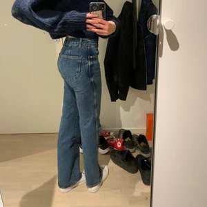 Mid rise zara jeans - Säljer dessa mid rise jeans från zara i storlek 34! Använda ca 2 gånger så så gott som nyskick. Säljer pga kommer ej till användning! Jag är 174 cm lång och dom passar i längden. Skriv vid intresse eller andra frågor💕