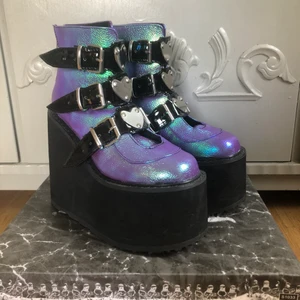 Demonia swing 105 storlek 37 - Demonias i storlek 37 bra skick endast använda en gång. Priset går att diskuteras.