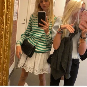 Zara tröja - Säljer min kashmirs tröja från zara, köpt för 500 kr🤩 Kan sänka vid snabbt köp👏 Stoleken är M men passar mig som är S/XS